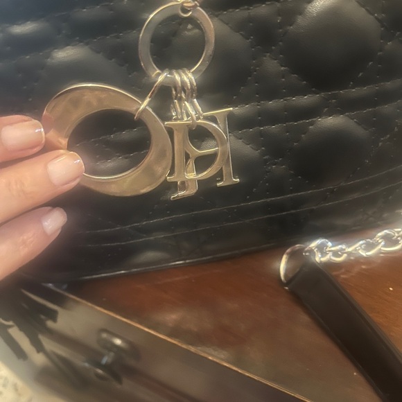 Black Quilted Chain cross Bag - Picture 4 of 5